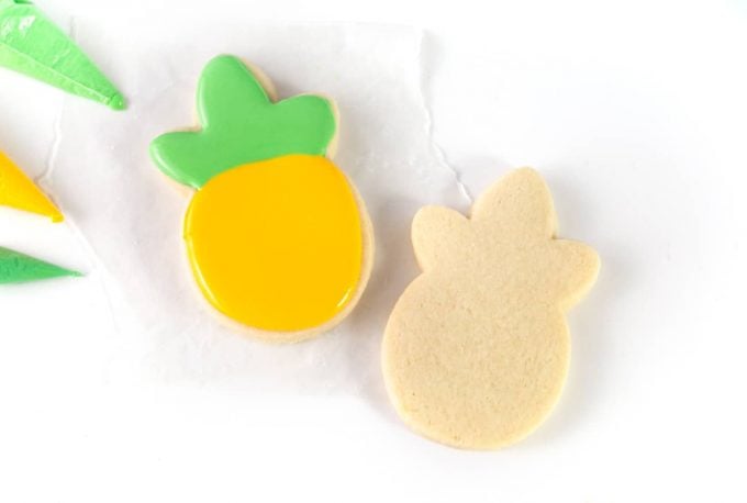 How to pipe and flood pineapple cookie with Royal Icing for Sugar Cookies