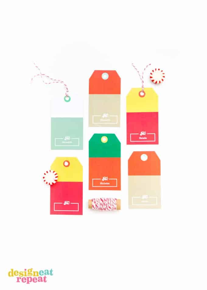 Who says giving gift cards for Christmas has to be boring?! Pop them into these FREE printable card kits for an added holiday surprise!