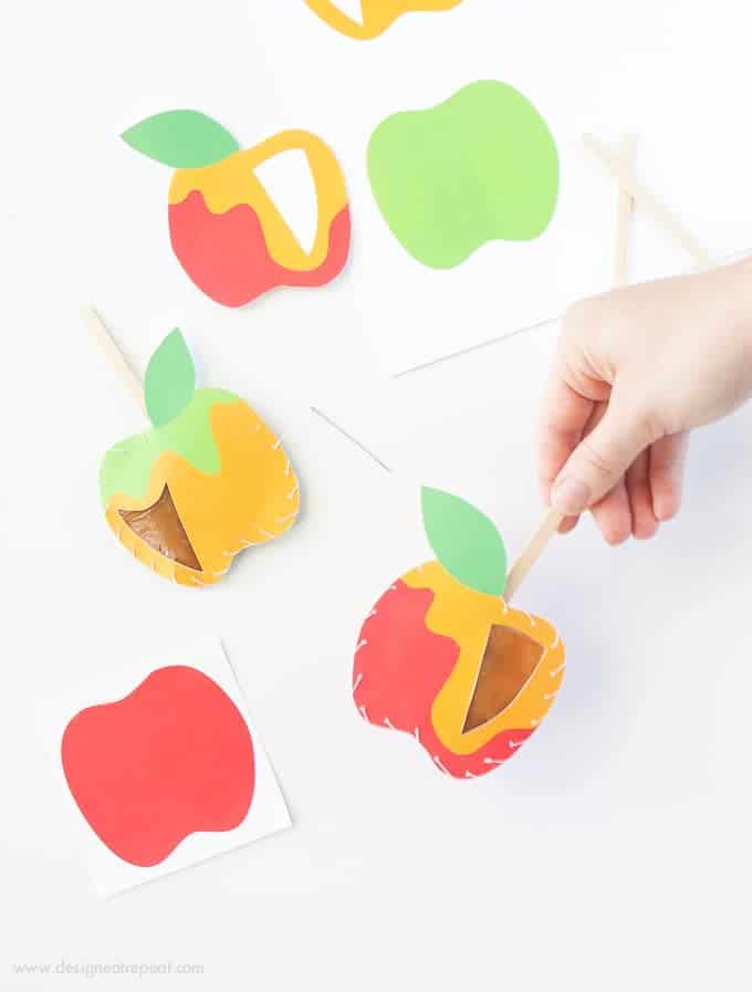 Download these free apple printables & make these DIY Caramel Apple Pouches! Fill with homemade caramel for a easy Fall treat!
