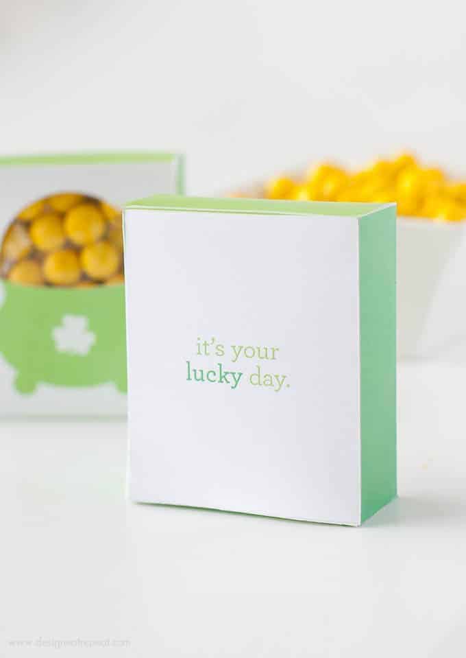 Print off this free printable Pot of Gold Treat Box template for a easy St. Patrick's Day craft idea! | Design Eat Repeat